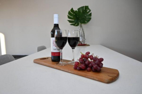 Mawson Red - Free Pool access -Onsite Parking-Netflix-5 mins to Mawson Interchange